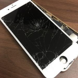 iPhone6Sのパネル割れ修理