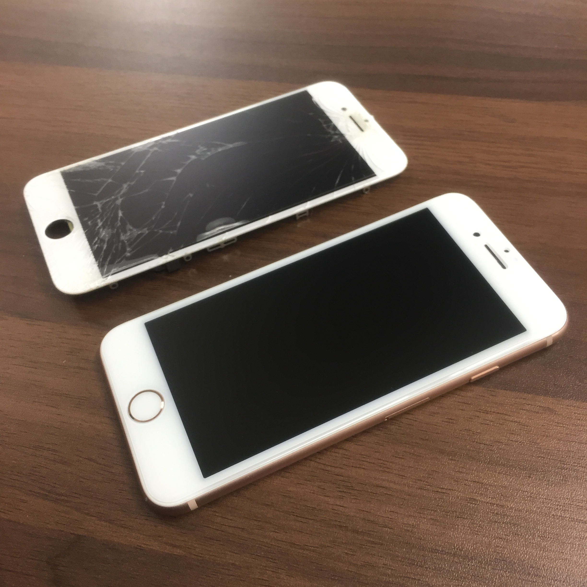 iPhone8のガラス割れパネル交換