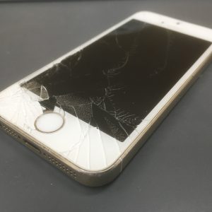 iPhone5S 画面割れ+液晶不具合の修理を行いました!