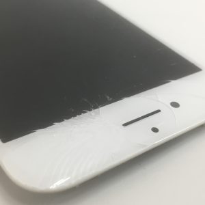iPhone8 ガラスパネル割れの修理を行いました!