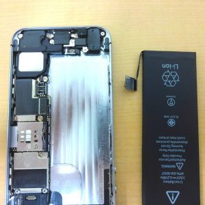 直江津 iPhoneSEのバッテリー交換