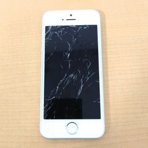 上越店 iPhoneSE フロントパネル交換