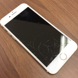 iPhone7のガラス割れ修理