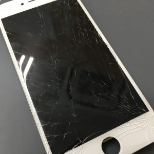 iPhone7 画面割れ　液晶交換