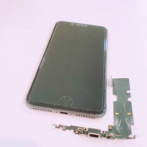 iPhone8プラス ライトニング修理