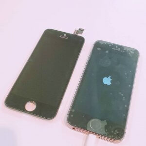 上越店 iPhoneSE 液晶交換