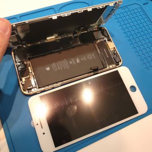 iPhone8Plusパネル交換修理