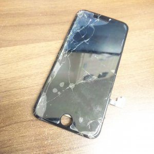 iPhone8のガラス割れ修理