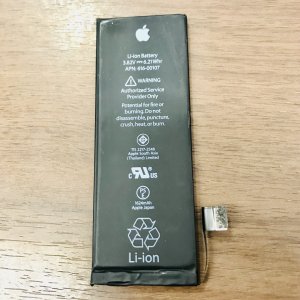 iPhoneSE バッテリー交換修理 パネル、カメラ等パーツ