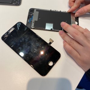 iPhone8フロントパネル交換修理