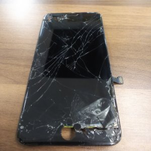 iPhone8Plus液晶画面割れ修理