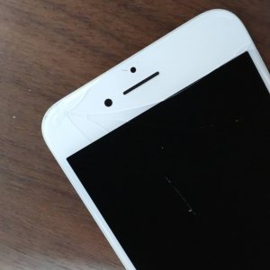 iPhone8　パネル割れ