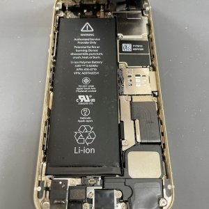 iPhone SE バッテリー交換