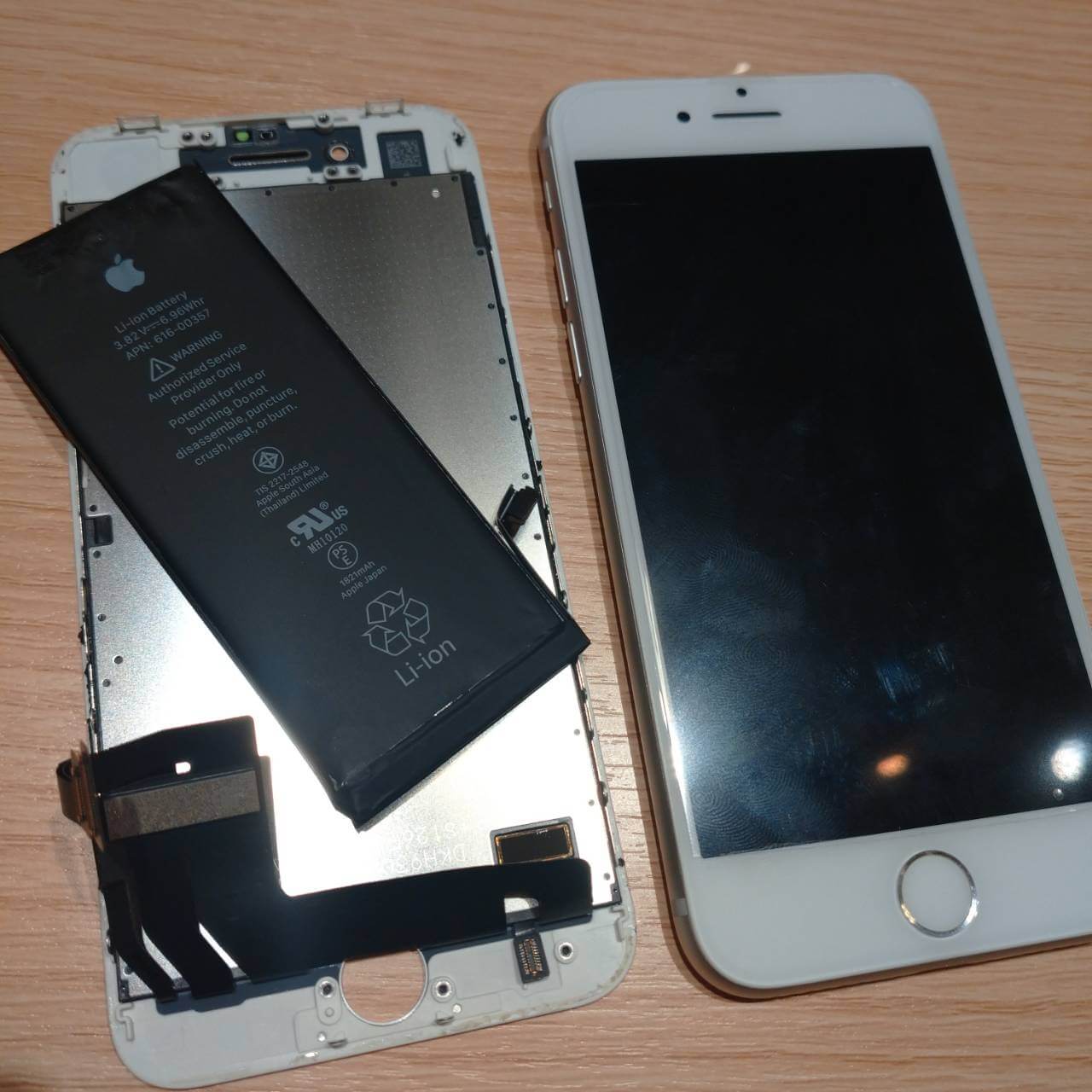 iPhone8バッテリー&液晶交換修理