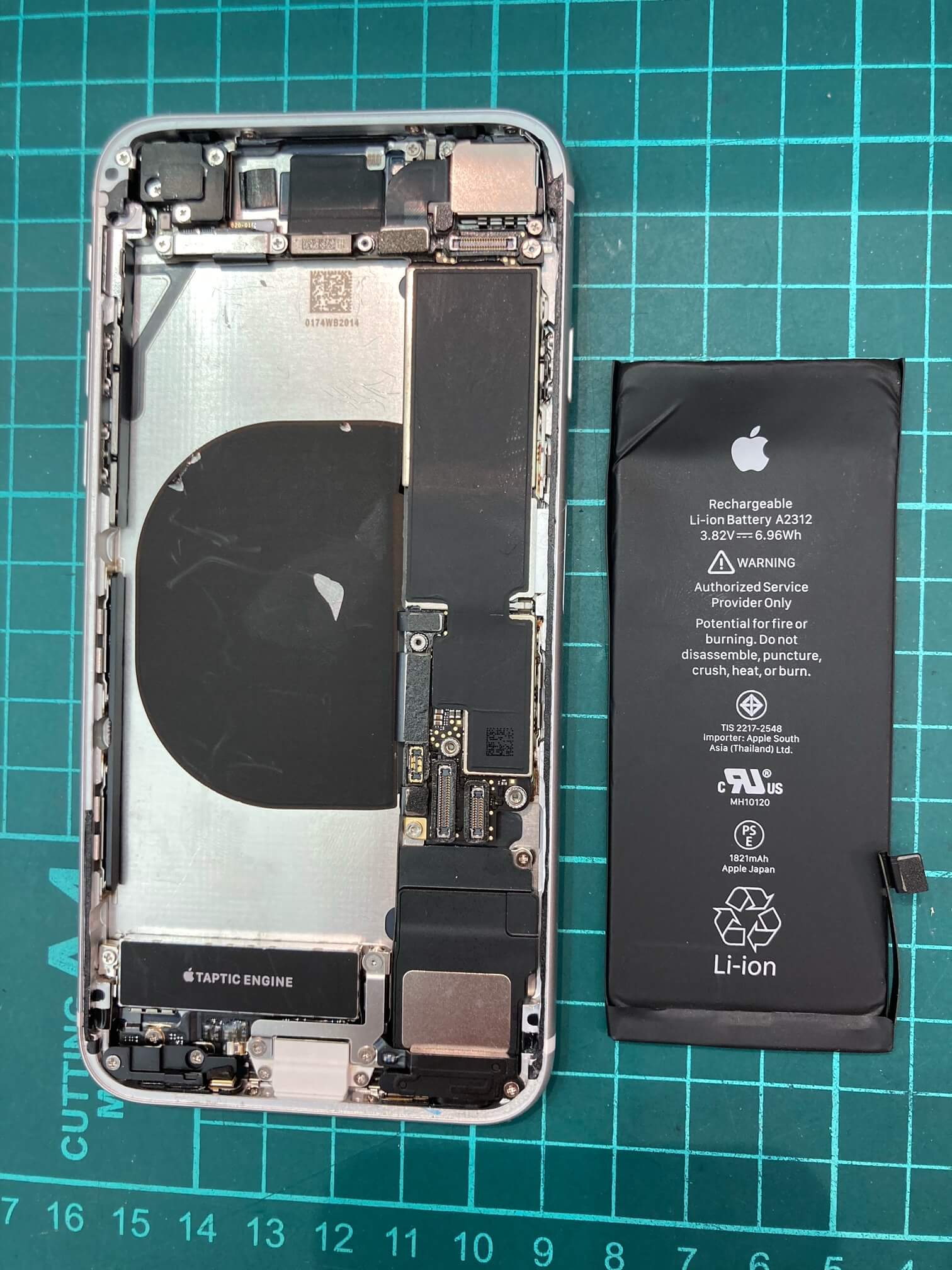 バッテリー100% iPhone SE 第2世代 SIMフリー 64GB SE2