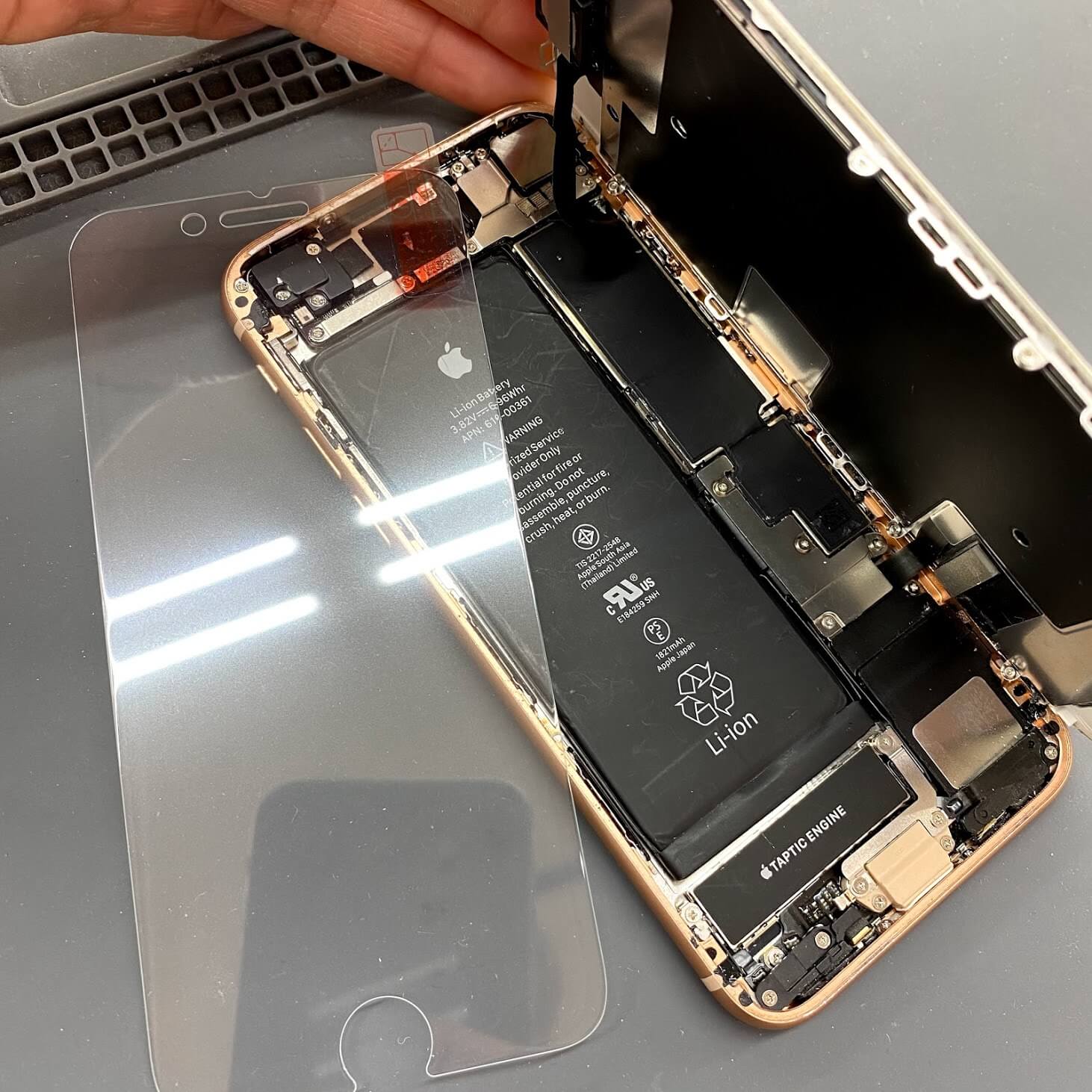 iPhone8 バッテリー交換&強化ガラス張替