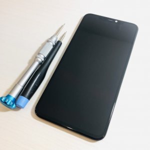 iPhone11ProMAX  画面が割れて線が入った→その日の内に修理可能です!!