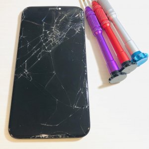 iPhoneX 画面が割れて数日後タッチ操作が効かなくなった…→液晶パネル交換で修理可能です‼