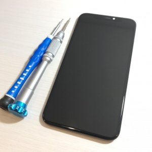 iPhpneXS画面割れ→即日修理可能です!!