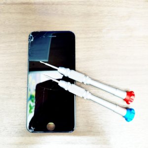 iPhoneSE2 液晶滲み 割れ 液晶交換