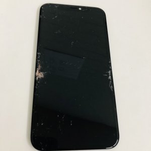 iPhone11の画面がバキバキ…→即日修理!お任せください!