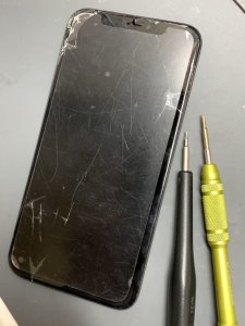 iPhoneXR 液晶割れ 液晶漏れ