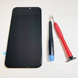 iPhone11 落とした後に画面に虹色の線…→パネル交換で即日修理!!予約不要!!