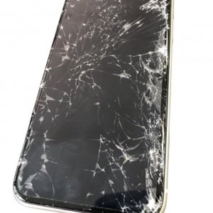 iPhone11画面割れ…→お任せください！怪我する前に交換を！