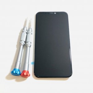 iPhone11  落下で画面が割れて、液晶が滲んでしまった→即日修理ですぐに直ります!!予約でパーツ取り置きも可能です。