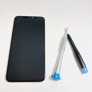 iPhone11ProMax地面に落とした時に画面が割れタッチ操作ができない…→即日修理可能‼元の綺麗な画面へ‼