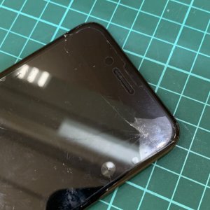 iPhone8　パネル交換　ガラス交換　ヒビ割れ