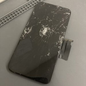 iPhoneXR バキバキでもご安心ください!即日修理可能!