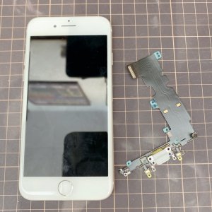 iPhone8 ライトニング交換修理