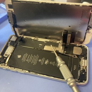 iPhone7 バッテリー交換と強化ガラス永久保証をご依頼いただきました!