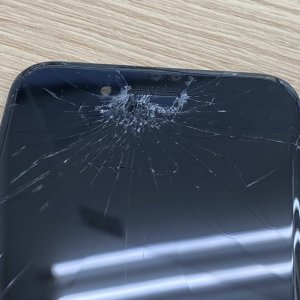iPhone8 画面割れ…→即日修理可能!強化ガラス貼り付けもしてます!