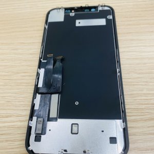 iPhoneXR 画面が黒く滲む…→お任せください!液晶交換で直ります!