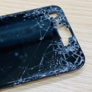iPhone8 基盤が見える…→危険です!お早目の修理を!