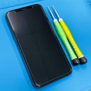 iPhoneXS 点検・清掃・強化ガラス貼り付け