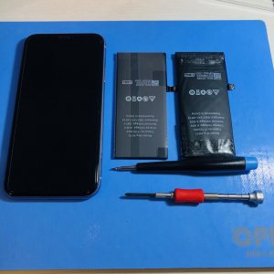 iPhone11バッテリーが膨らみ、パネルが浮いてきてしまった…→バッテリーの膨張を放置すると危険です‼当店で安全に修理‼