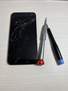 iPhone11Pro 物を上から落としてしまい画面にヒビ割れが…→即日修理‼強化ガラスで画面の保護を‼