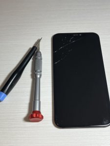 iPhone11 落として画面の端にヒビ割れが…→即日修理で解決‼