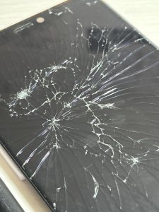 iPhone11Pro 上から物を落としてしまい画面がバキバキに…20分で元の綺麗な画面へ‼即日修理‼