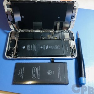 iPhone8バッテリー充電ケーブルを刺さないと電源が落ちて操作ができない…→バッテリーの劣化が原因です。即日修理で解決‼