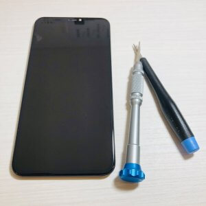 iPhoneXSMax パネルにヒビが！気になるのですぐに修理したい…→当店で即日修理‼永久保証の強化ガラス貼り付けも‼
