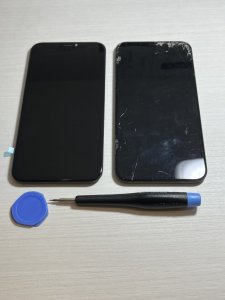 iPhoneXR 誤って落としてしまい画面がバキバキに損傷…→即日修理で新品の画面へ‼強化ガラス貼り付けも行っております‼