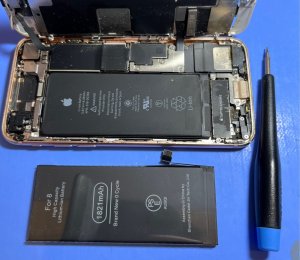 iPhone8 半日使っていると充電が無くなってしまう…→即日修理でバッテリーのお悩み解決‼