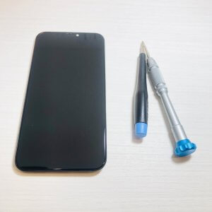 iPhone11 重い物を上から落としてしまいパネルが粉々に…→当店で即日修理!!粉々のパネルも即日交換!!