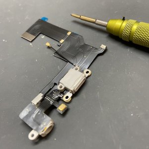 iPhoneSE ライトニング交換 充電器刺さらない