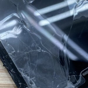 iPhoneSE2 画面割れ…→お任せください！強化ガラスの貼り付けも行っております！