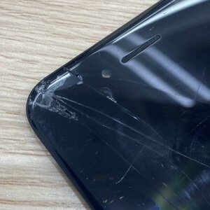 iPhoneSE2 画面に線が…→永久保証付きの強化ガラスの貼り付け行っております！